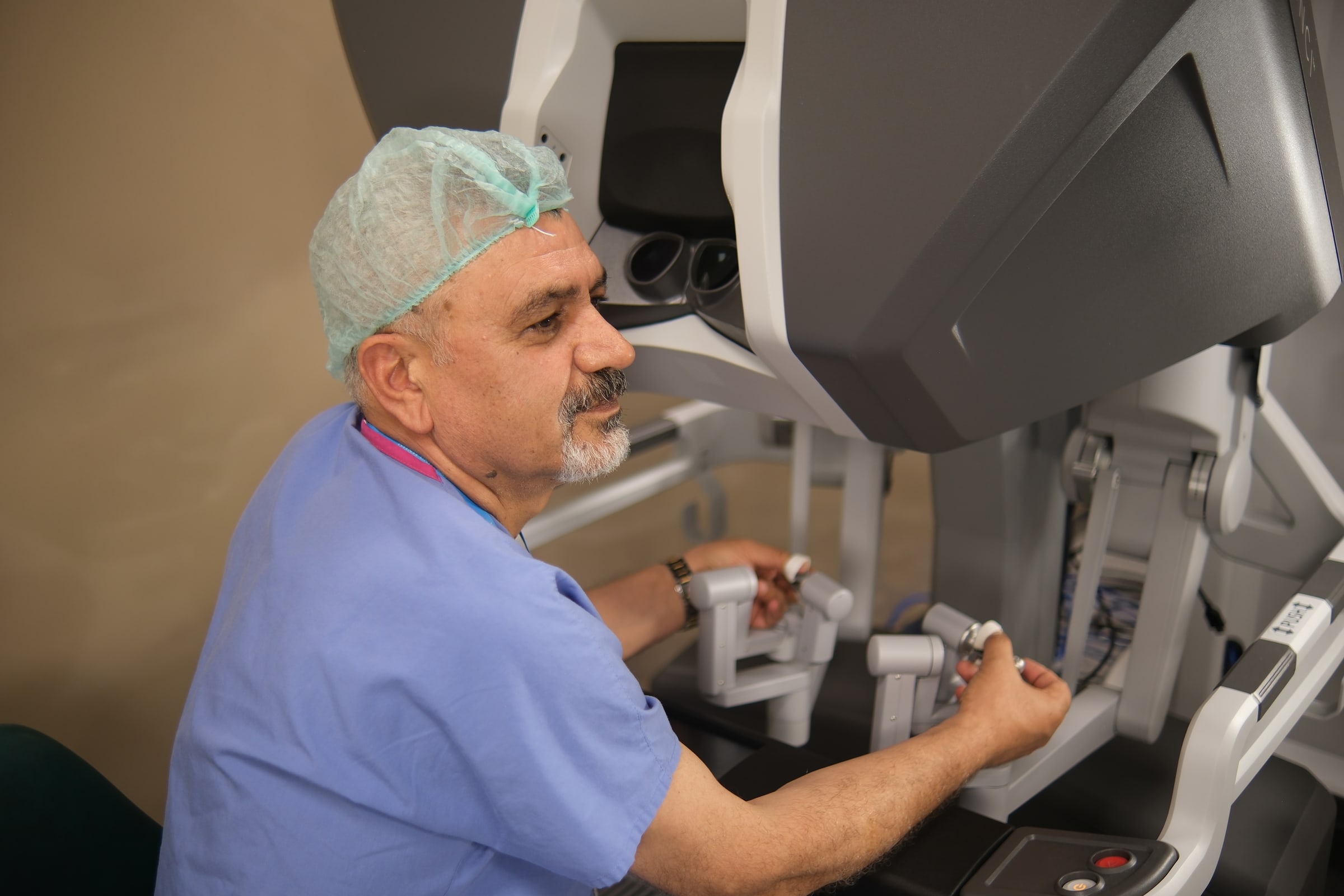 Prof. Dr. İsmet Alkış Da Vinci robotik cerrahi konsolunda ameliyat yaparken