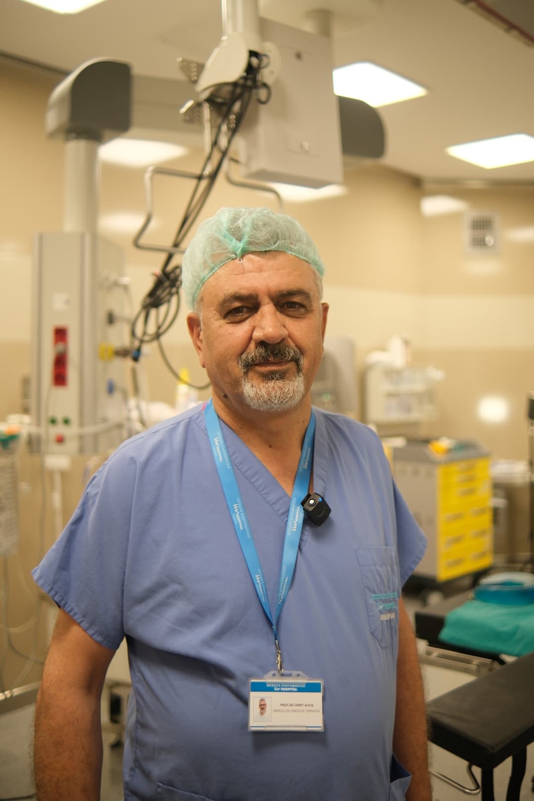 Prof. Dr. İsmet Alkış, ameliyathanede jinekolojik onkoloji cerrahisi önlüğüyle